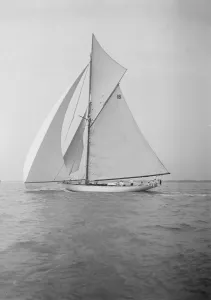 The cutter Onda sailing under spinnaker, 1911. Creator: Kirk & Sons of Cowes The cutter Onda sailing under spinnaker, 1911. Creator: Kirk & Sons of Cowes