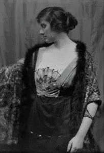 Damrosch, Alice, Miss, portrait photograph, 1913 Dec. 18. Creator: Arnold Genthe