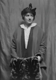 Damrosch, Alice, Miss, portrait photograph, 1913 Dec. 18. Creator: Arnold Genthe