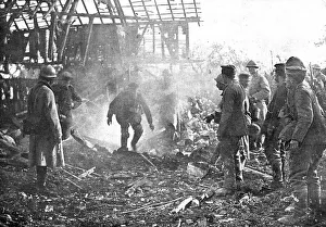 Military Operation Prints: Dans Cantigny; au milieu de la fumee des lance-flammes
