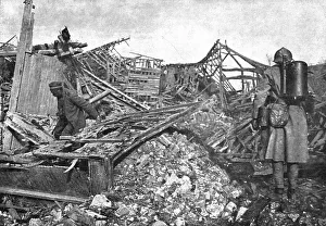 Military Operation Prints: Dans Cantigny; un des derniers Allemands trouves dans les caves du village se degage