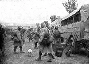Reinforcements Prints: Dans la Bataille; Arrivee de renforts sur le terrain, 1918. Creator: Unknown