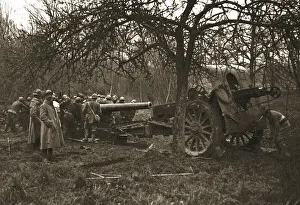 Foot Artillery Prints: Dans la Bataille; Mise en batterie d'un 155 Schneider, 1918. Creator: Unknown
