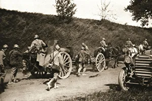 Artillery Gun Prints: Dans le bataille; une batterie d'artillerie se replie pour aller prendre position en arriere