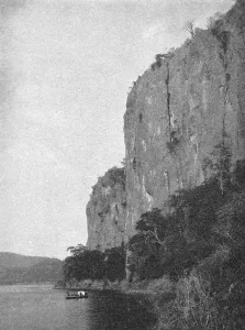 Mozambique Prints: Dans les gorges de Lupata; Afrique Australe, 1914. Creator: Unknown
