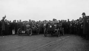 Darracq Gallery: Darracqs at 1902 Bexhill speed trials. Creator: Unknown