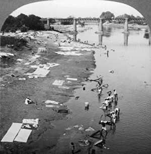 Images Dated 3rd March 2008: Dbobies washing clothes in the Goomti River, near Lucknow, India
