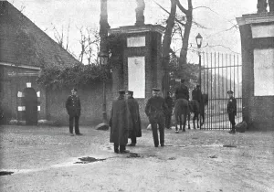 Dechu; A la grille du parc d'Amerongen; releve de la police montee hollandaise... 1918. Creator: Unknown