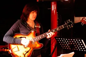 Deidre Cartwright, guitarist, Pizza Express, London. Artist: Brian O Connor
