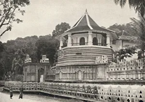 Kandy Prints: Der Tempel des Hiligen Zahnes Buddhas in Kandy (im Vordergrund der achteckige Bau Pattiripuwa)