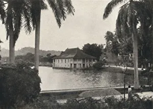 Kandy Gallery: Der See von Kand mit dem Bibliotheksgebaude des Tempels des Heiligen Zahnes, 1926