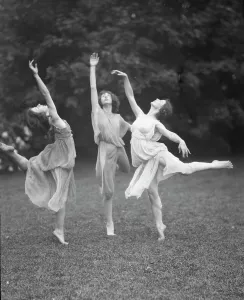 Desha, Grace, and either Phyllis or Leah, 1921 Apr. 27. Creator: Arnold Genthe