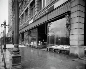 Detroit Photographic Company galleries, Detroit, Mich. between 1905 and 1915. Creator: Unknown