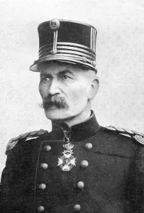 Defender Prints: Devant l'envahisseur; Le general Leman, defenseur de Liege, 1914 Creator: Henneber