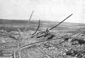 Devant Verdun; Entre Fleury et Thiaumont, sur la voie du chemin de fer d'interet local qui... 1916 Creator: Unknown