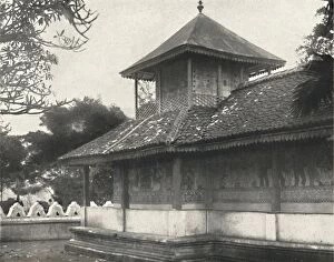 Dalada Maligawa Gallery: Dewale (s. Tafel 58) bei der Dagoba des Heiligen Zahnes in Kandy, 1926