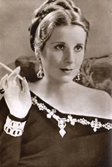 Diana Wynyard, British actress, 1933