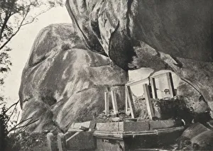 Die Rajagirilena genannte Stelle in den Felsen von Mihintale, wo Konig Devanampiya Tissa Zellen fur Die Rajagirilena genannte Stelle in den Felsen von Mihintale, wo Konig Devanampiya Tissa Zellen fur