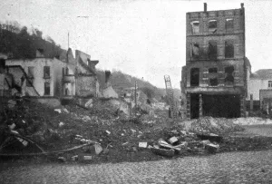 Atrocity Prints: Dinant; au coeur de la ville, un enchevetrement de pierres et de cendres