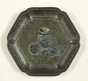 Abalone Shell Gallery: Dish with Images of Antiquities, late Ming (1368-1644) or early Qing dynasty