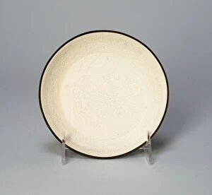 Constellation Gallery: Dish with Mythical Bovine (Xiniu) Amid Waves Viewing the Moon