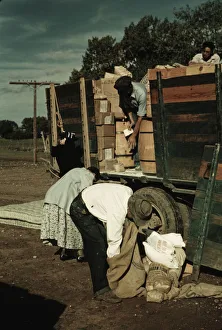 Distributing surplus commodities, St. Johns, Ariz. 1940. Creator: Russell Lee