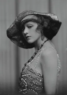 Dolly sister, portrait photograph, 1916. Creator: Arnold Genthe