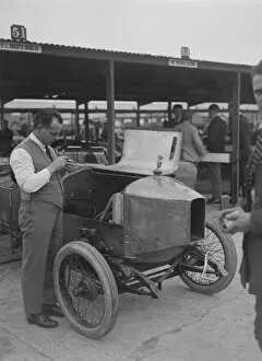 Car Maintenance Gallery: Douglas racing car of SL Bailey at the JCC 200 Mile Race, Brooklands, Surrey, 1921