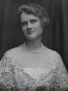 Draper, Helen, Miss, portrait photograph, 1916. Creator: Arnold Genthe