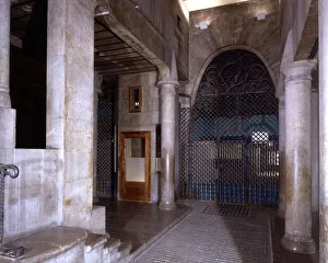 Antoni Gallery: Driveway, porch and stairs and perspective of access to the Güell Palace concierge s