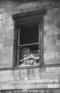 Barricade Prints: Dublin Apres L'Emeute; Une fenetre du Palais de Justice barricadee avec les livres de la