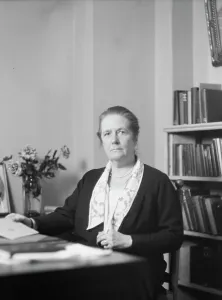 Bookcase Prints: Dunn, Anne, Miss, portrait photograph, 1927 Creator: Arnold Genthe