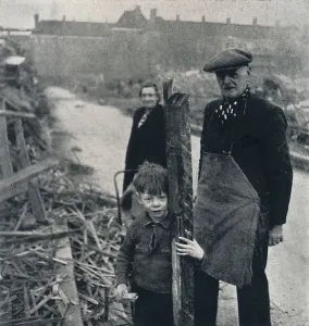 Hm Stationery Office Gallery: East End family, 1941. Artist: Cecil Beaton