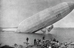 Echoue sur la cote Norvegienne; En derivant, le zeppelin est venu a la cote; dans la chute, sa nace Creator: Unknown