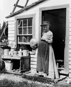 Photographic Prints 1900 1910 Gmgpc Prints: Elderly woman, standing at doorway