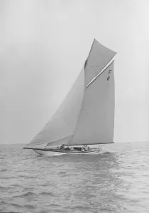 Lee Broadside Prints: Eleda, an International 10 Metre class sailing yacht, 1913. Creator: Kirk & Sons of Cowes