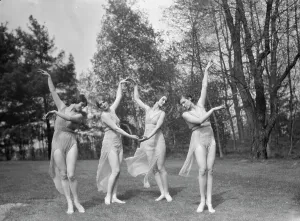 Elizabeth Duncan dancers, between 1916 and 1941. Creator: Arnold Genthe