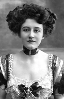 Choker Gallery: Elizabeth Firth, actress, 1908.Artist: Foulsham and Banfield