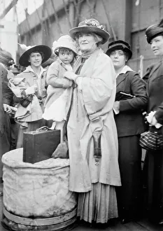 Terry Ellen Prints: Ellen Terry and June E.T. Morris (Grand Niece), 1915. Creator: Bain News Service