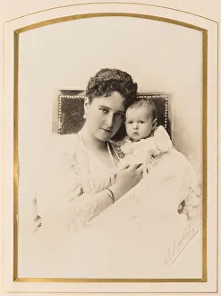 Monochrome Picture Collection: Empress Alexandra Fyodorovna with the infant Anastasia, fourth and youngest daughter of Nicholas II