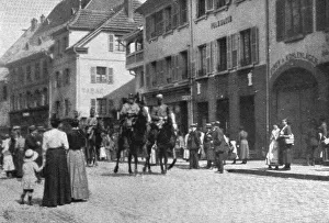 En Alsace et sur la Frontiere; nos fantassins et un etat-major de brigade entrent a Thann, 1914. Creator: Unknown