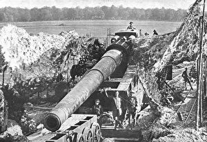 En Argonne; Un des canons de 14 pouces, servis par des pointeurs de l'artillerie de cote... 1918. Creator: Signal Corps ASF