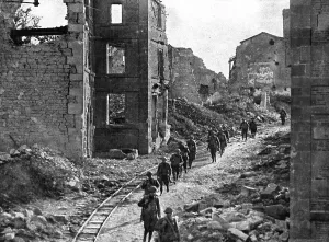 Devestation Prints: En Argonne; Soldats americains traversant les ruines de la petite ville historique de