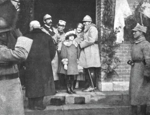 Liberated Prints: En Roumanie Liberee; La famille royale: a gauche
