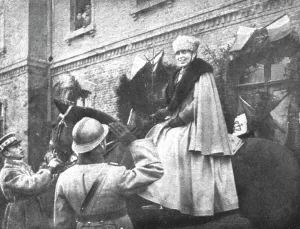 En Roumanie Liberee; La reine Marie, a cheval et en tenue de general, est saluee par un... 1918. Creator: Unknown