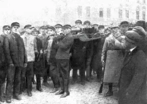 En Roumanie Liberee; une mitrailleuse enlevee par des ecoliers roumains aux Allemands... 1918. Creator: Unknown