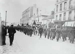 Buried Prints: English soldiers buried, Versailles, 29 Oct 1914. Creator: Bain News Service