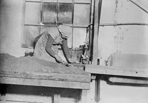 English women sifting steel grit, between c1915 and 1918. Creator: Bain News Service