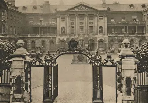 Entrance to Guys Hospital with the Founders Statue in the Centre of the Courtyard, c1935 Entrance to Guys Hospital with the Founders Statue in the Centre of the Courtyard, c1935