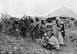 Water Pots Prints: Environs de Harar. Jeunes filles Gallas revenant du puits; Le Nord-Est Africain